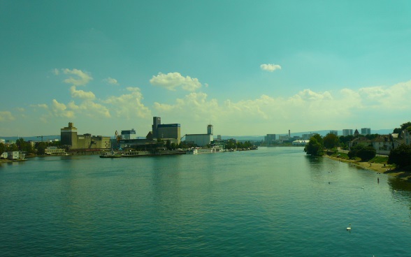Freie Sicht von der Dreiländerbrücke auf den Rheinhafen (l.), die Basler Chemie-Skyline (m.) und Hüningen (r.) 